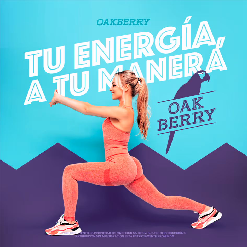 Mujer haciendo ejercicio en ropa deportiva rosa frente a fondo azul con texto promocional de Oakberry.
