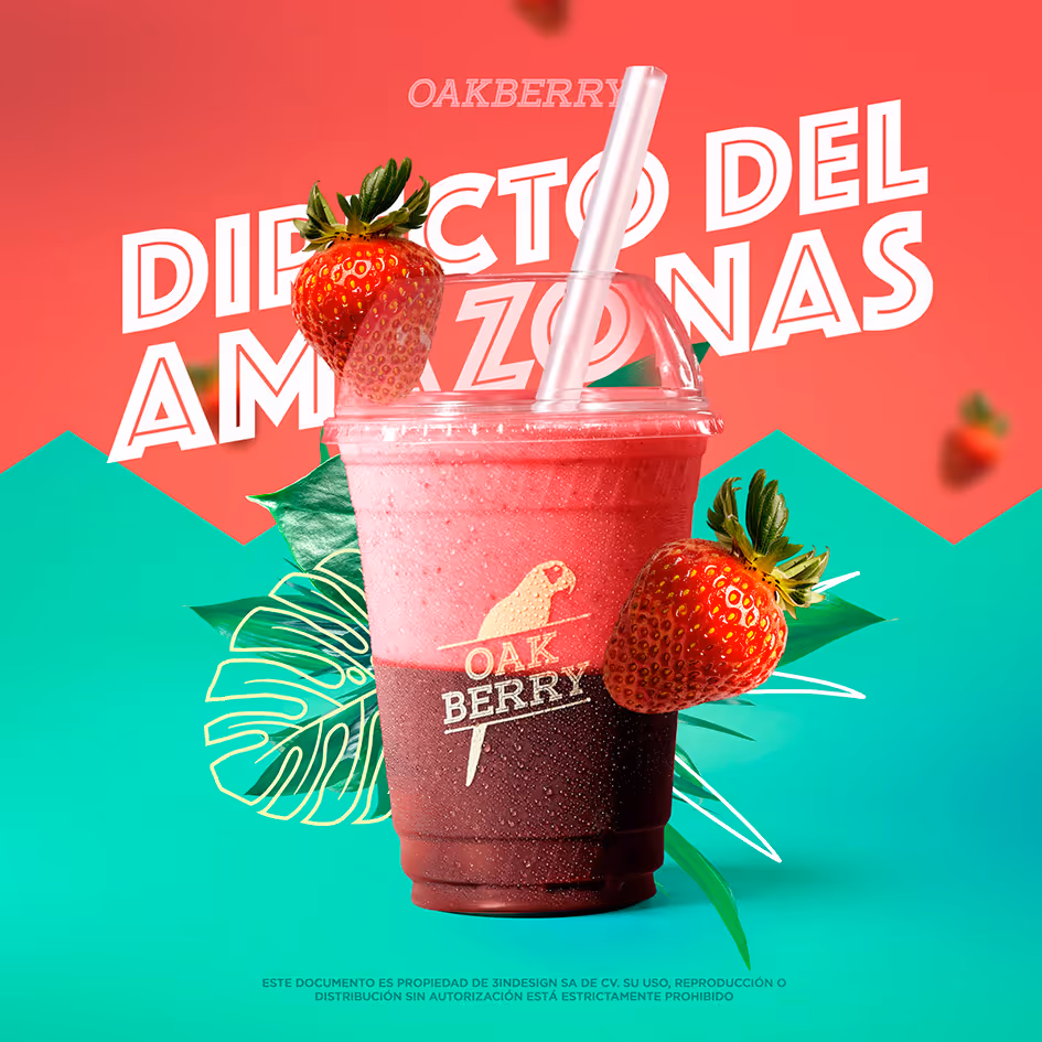 Vaso con bebida rosada y decorado con fresas frescas y hojas verdes sobre fondo rojo y verde.